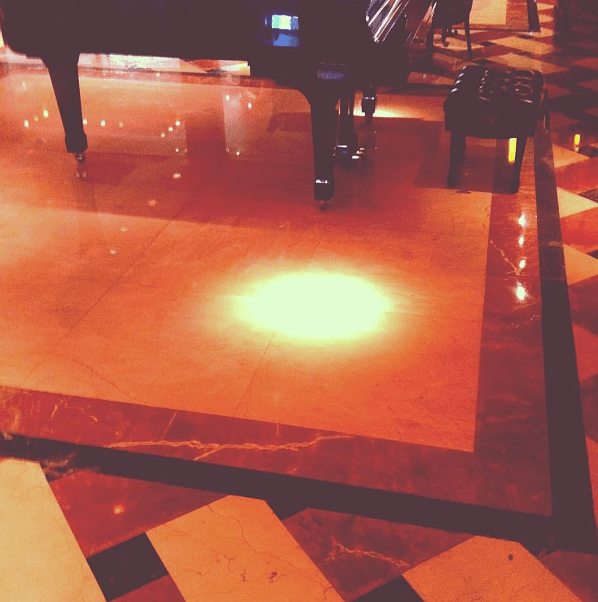 Palavras pesadas são difíceis de aguentar. E como nos sentimentos é difícil de fingir.