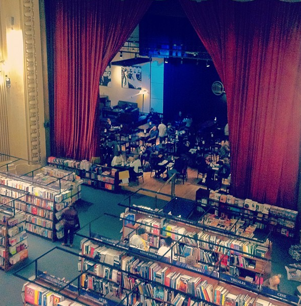 Dobrei a esquina próximo a recoleta. Olhei para cima e vi escrito: El Ateneo. Abri a página do Guia onde já tinha visto algo semelhante na parte de livrarias e confirmei: estava na frente da loja de livros mais linda do mundo.