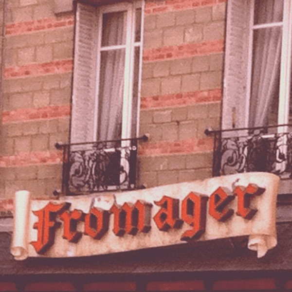 Encontrava essa pequena loja de queijos todos os dias no meu caminha Chatou-Paris. As letras em vermelho me chamavam a atençao. O dono da loja era um senhor simpático, de uns 70 anos, que me revelou nunca ter perdido um jogo do Pelé.