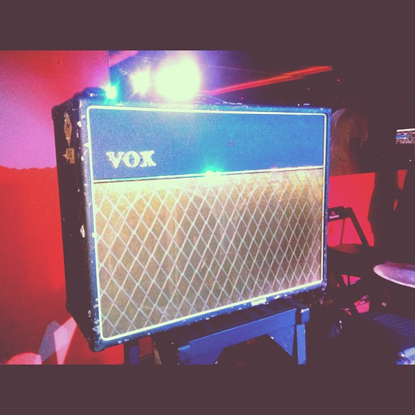 Era uma banda que eu nunca ouvi antes em um lugar que eu jamais estive, porém a sensação era maravilhosa. Meu coração batia em outro ritmo e quando olhava para o lado a vontade era de lascar-lhe um beijo no rosto ali mesmo.