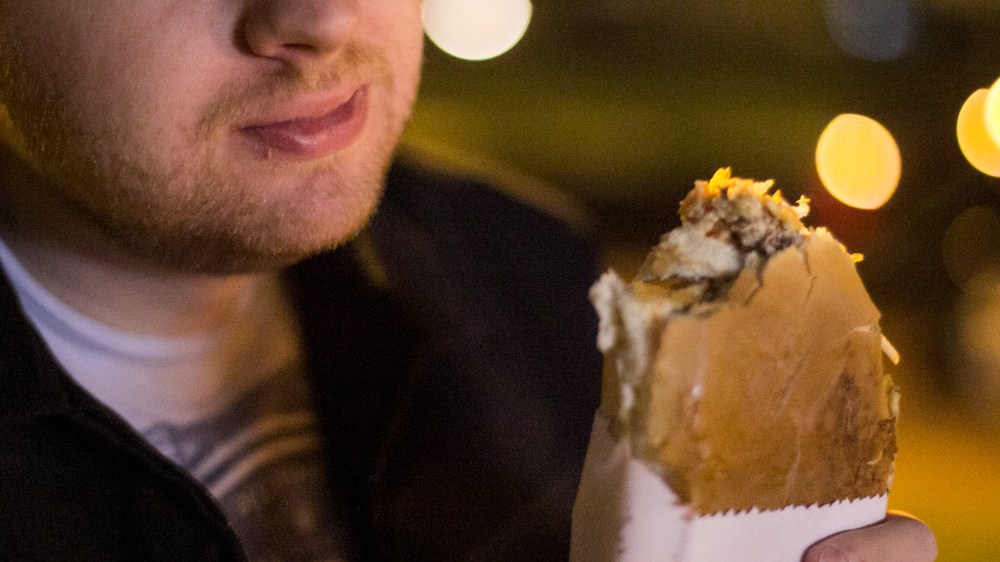 Impossível não se sujar comendo o lanche