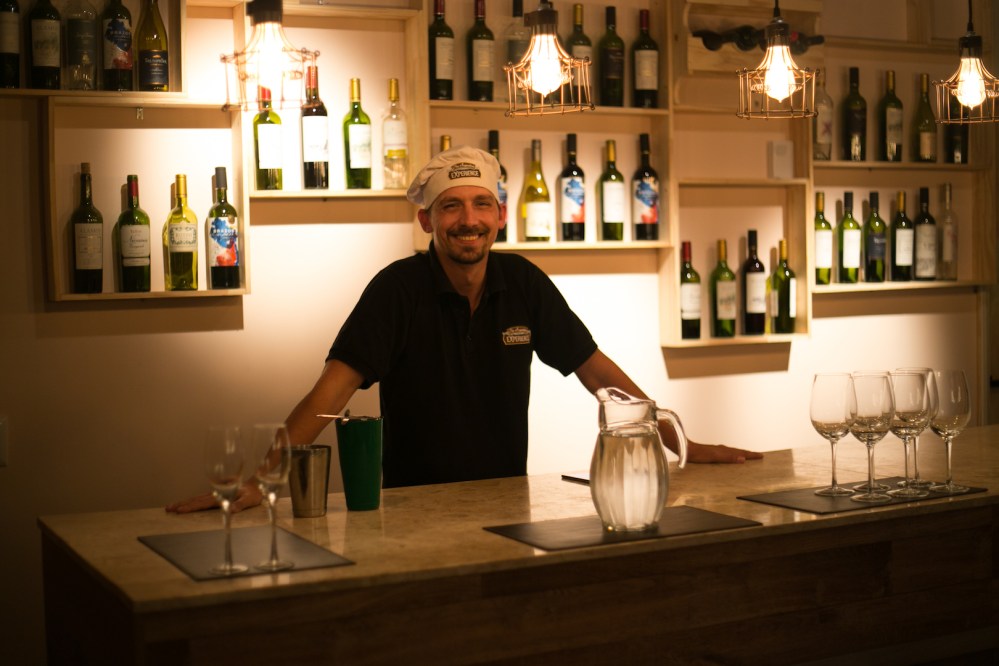 Ao chegar, você é recepcionado com 1 drink que mistura vinho, pisco e limão. Uma delícia. 