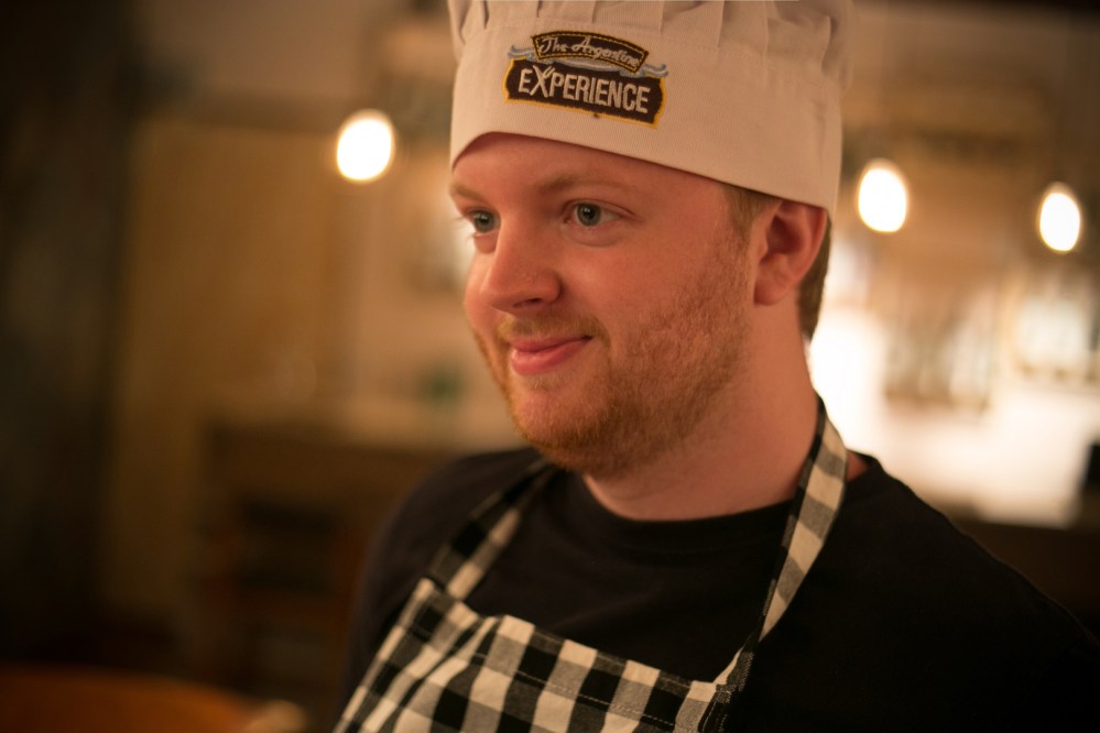 Ah, e antes de começar a gente veste o avental e o domo exclusivo do restaurante.